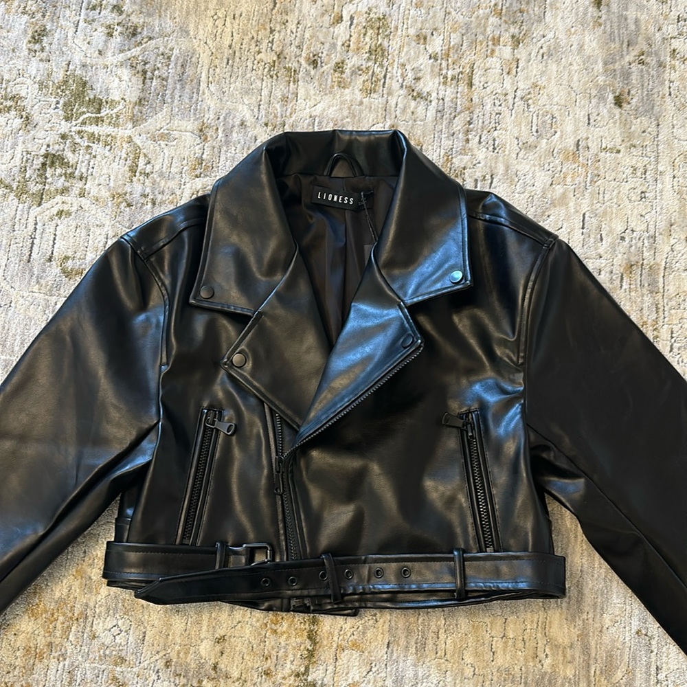 LIONESS JACKET - Picture 1 of 3